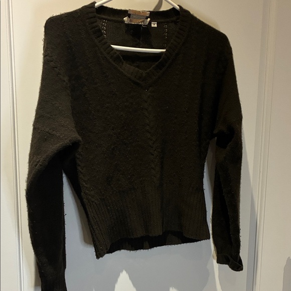 Neiman Marcus Classic Cashmere V-Neck Sweater⭐️ - Picture 1 of 3